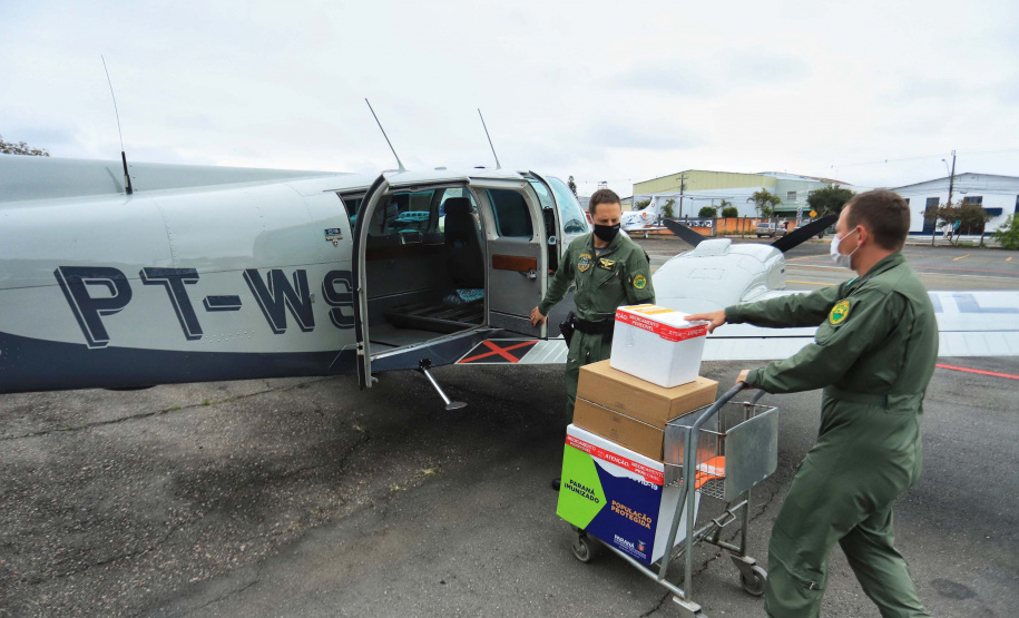 Paraná distribui 37.440 doses de vacina contra Covid-19 da Pfizer para 21 municípios. Foto: José Fernando Oura/AEN