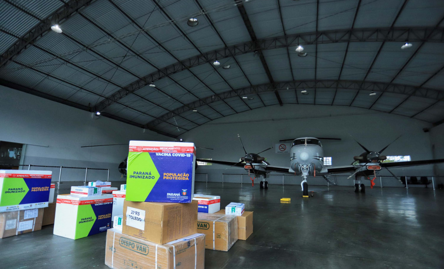 Paraná distribui 37.440 doses de vacina contra Covid-19 da Pfizer para 21 municípios. Foto: José Fernando Oura/AEN