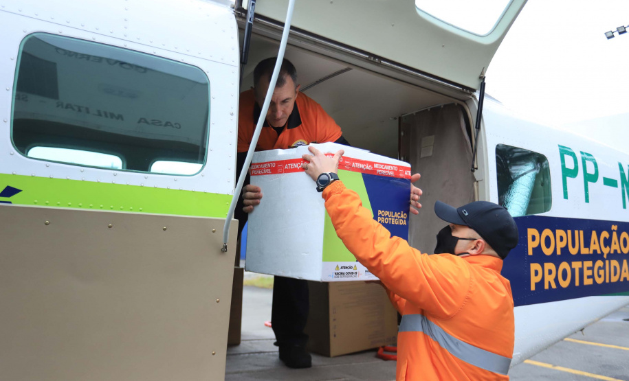 Paraná distribui 37.440 doses de vacina contra Covid-19 da Pfizer para 21 municípios. Foto: José Fernando Oura/AEN