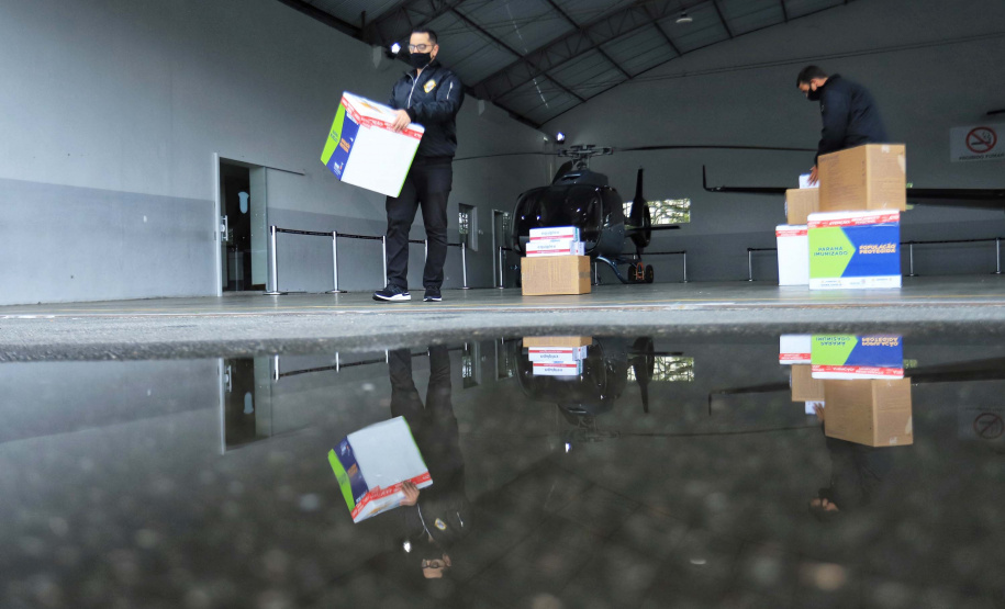 Paraná distribui 37.440 doses de vacina contra Covid-19 da Pfizer para 21 municípios. Foto: José Fernando Oura/AEN