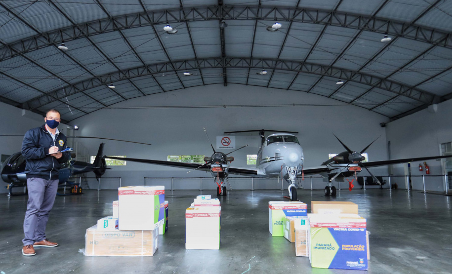 Paraná distribui 37.440 doses de vacina contra Covid-19 da Pfizer para 21 municípios. Foto: José Fernando Oura/AEN