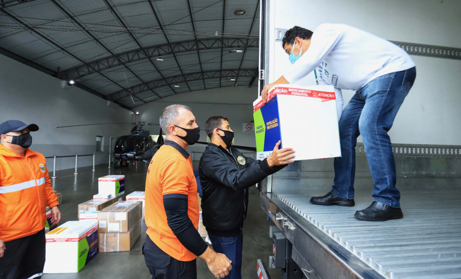 Paraná distribui 37.440 doses de vacina contra Covid-19 da Pfizer para 21 municípios. Foto: José Fernando Oura/AEN