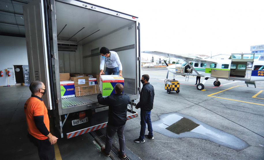 Paraná distribui 37.440 doses de vacina contra Covid-19 da Pfizer para 21 municípios. Foto: José Fernando Oura/AEN
