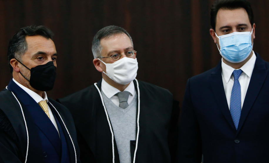 Nesta segunda-feira (31), também foi realizada a posse do novo desembargador do TJPR, Cláudio Smirne Diniz. Sua nomeação foi assinada pelo governador no dia 11 de maio. Diniz preenche a vaga aberta pela aposentadoria do desembargador Clayton Coutinho de Camargo. Foto: Jonathan Campos/AEN