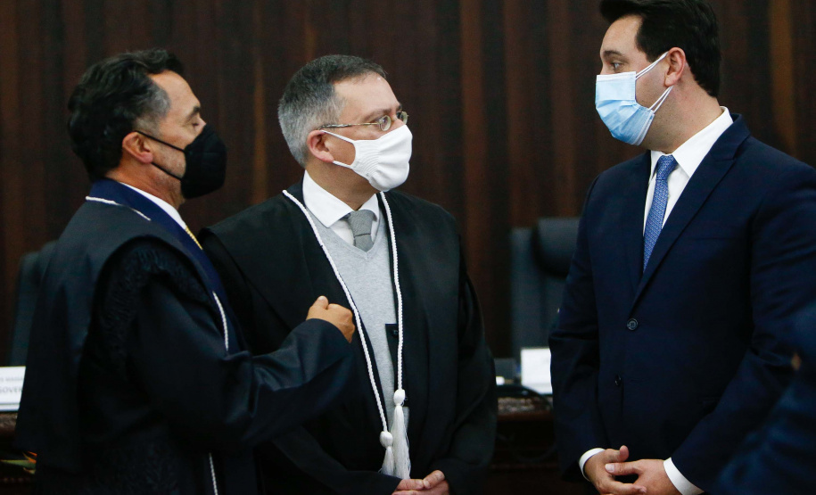 Nesta segunda-feira (31), também foi realizada a posse do novo desembargador do TJPR, Cláudio Smirne Diniz. Sua nomeação foi assinada pelo governador no dia 11 de maio. Diniz preenche a vaga aberta pela aposentadoria do desembargador Clayton Coutinho de Camargo. Foto: Jonathan Campos/AEN