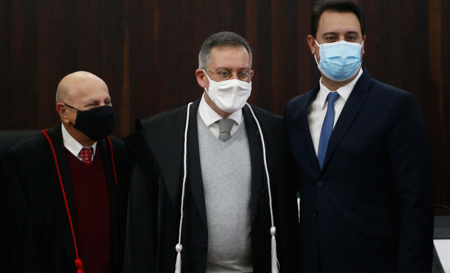 Nesta segunda-feira (31), também foi realizada a posse do novo desembargador do TJPR, Cláudio Smirne Diniz. Sua nomeação foi assinada pelo governador no dia 11 de maio. Diniz preenche a vaga aberta pela aposentadoria do desembargador Clayton Coutinho de Camargo. Foto: Jonathan Campos/AEN