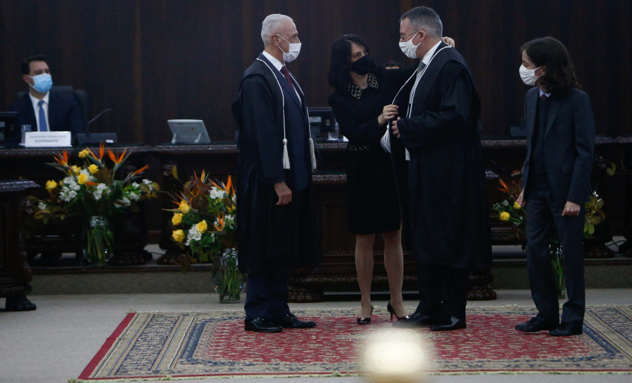 Nesta segunda-feira (31), também foi realizada a posse do novo desembargador do TJPR, Cláudio Smirne Diniz. Sua nomeação foi assinada pelo governador no dia 11 de maio. Diniz preenche a vaga aberta pela aposentadoria do desembargador Clayton Coutinho de Camargo. Foto: Jonathan Campos/AEN