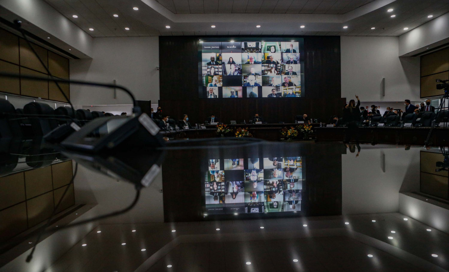 Nesta segunda-feira (31), também foi realizada a posse do novo desembargador do TJPR, Cláudio Smirne Diniz. Sua nomeação foi assinada pelo governador no dia 11 de maio. Diniz preenche a vaga aberta pela aposentadoria do desembargador Clayton Coutinho de Camargo. Foto: Jonathan Campos/AEN