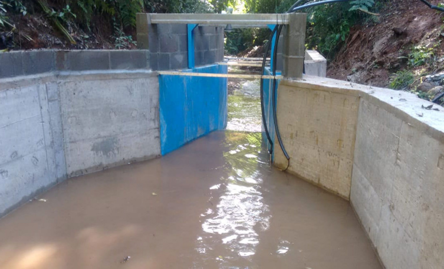 Monitoramento hidrossedimentológicos em microbacias hidrográficas ? Foto: Professora Graziela Moraes de Cesare Barbosa.