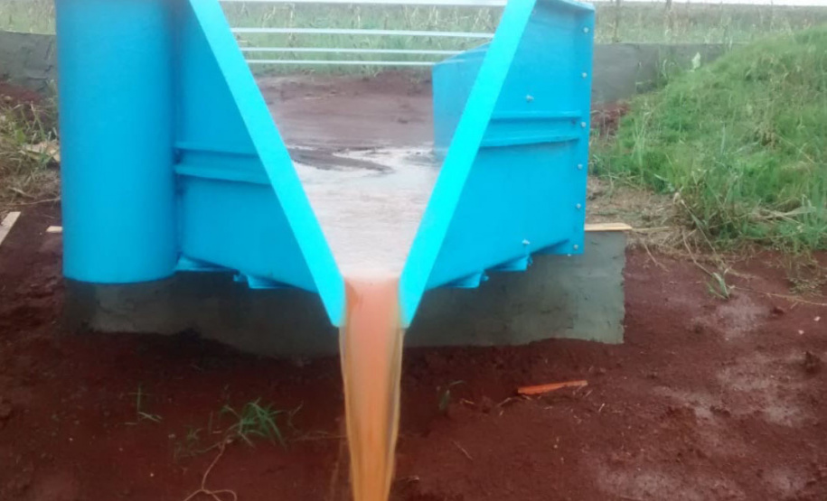 Monitoramento hidrossedimentológicos em microbacias hidrográficas ? Foto: Professora Graziela Moraes de Cesare Barbosa.