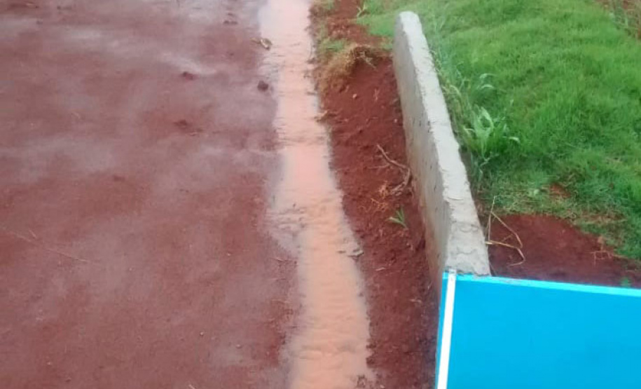 Monitoramento hidrossedimentológicos em microbacias hidrográficas ? Foto: Professora Graziela Moraes de Cesare Barbosa.