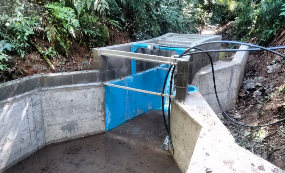 Monitoramento hidrossedimentológicos em microbacias hidrográficas ? Foto: Professora Graziela Moraes de Cesare Barbosa.