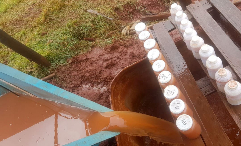 Monitoramento hidrossedimentológicos em microbacias hidrográficas - Foto: Professora Graziela Moraes de Cesare Barbosa.
