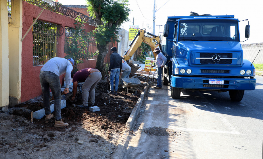 Pinhais tem rua revitalizada e constrói novas calçadas com apoio do Estado. Foto: Ari Dias/AEN