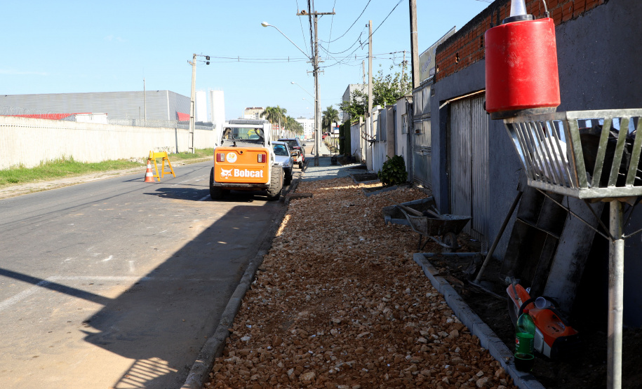 Pinhais tem rua revitalizada e constrói novas calçadas com apoio do Estado. Foto: Ari Dias/AEN