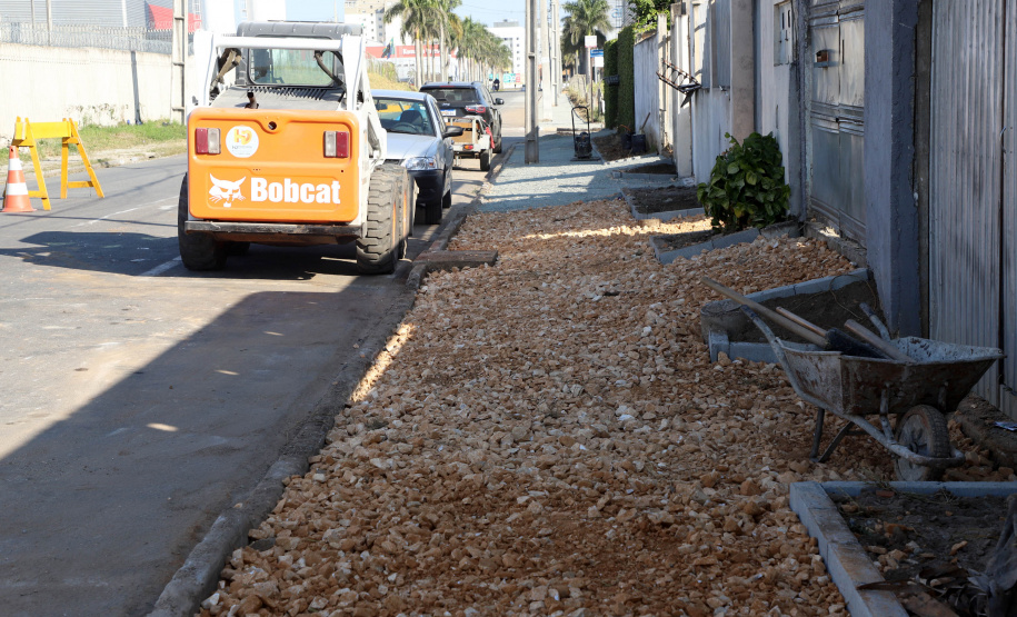 Pinhais tem rua revitalizada e constrói novas calçadas com apoio do Estado. Foto: Ari Dias/AEN