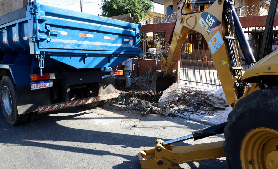 Pinhais tem rua revitalizada e constrói novas calçadas com apoio do Estado. Foto: Ari Dias/AEN