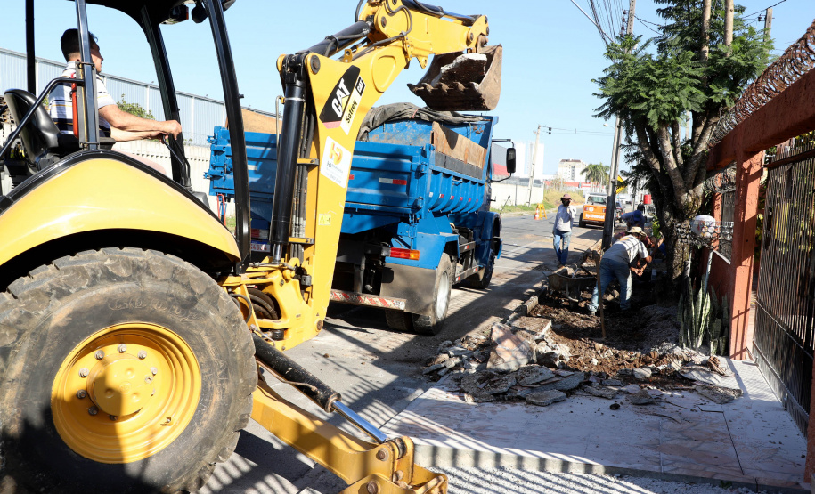 Pinhais tem rua revitalizada e constrói novas calçadas com apoio do Estado. Foto: Ari Dias/AEN