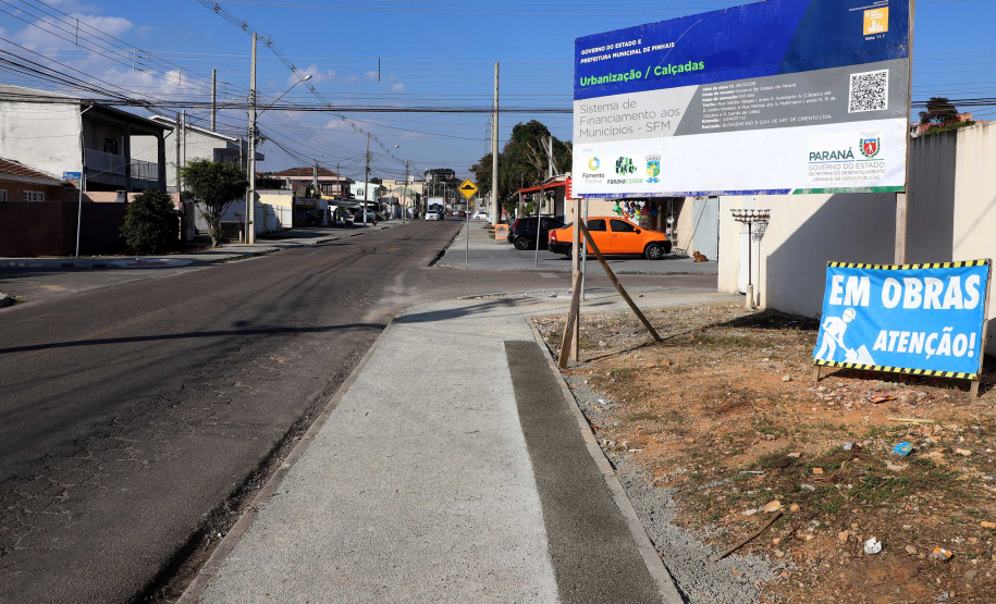 Pinhais tem rua revitalizada e constrói novas calçadas com apoio do Estado. Foto: Ari Dias/AEN