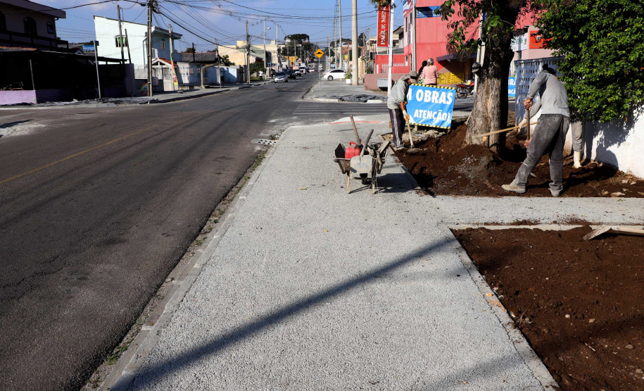Pinhais tem rua revitalizada e constrói novas calçadas com apoio do Estado. Foto: Ari Dias/AEN