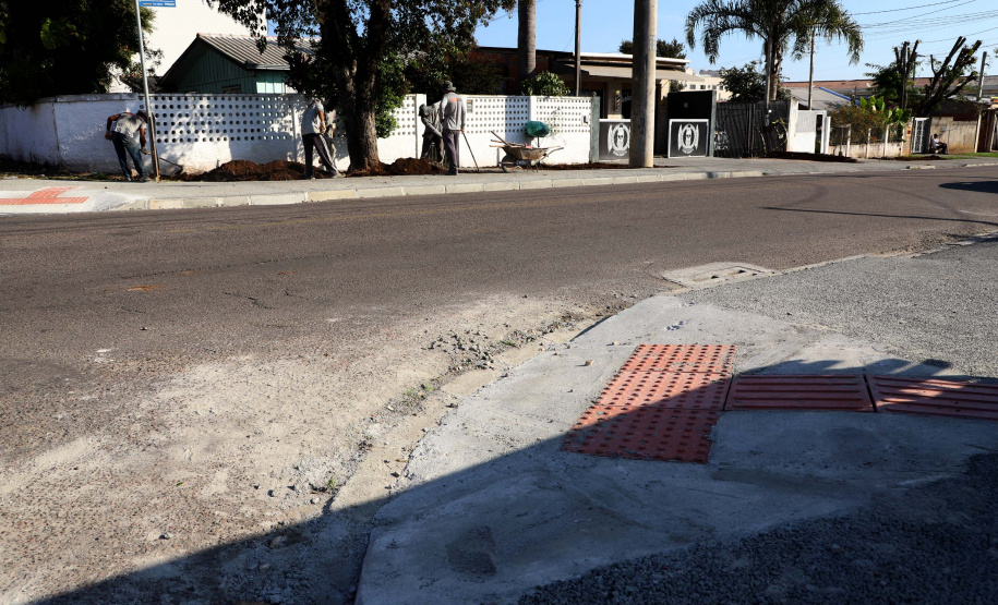 Pinhais tem rua revitalizada e constrói novas calçadas com apoio do Estado. Foto: Ari Dias/AEN