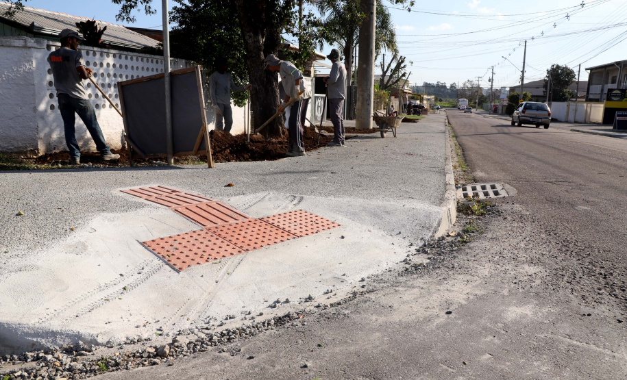 Pinhais tem rua revitalizada e constrói novas calçadas com apoio do Estado. Foto: Ari Dias/AEN
