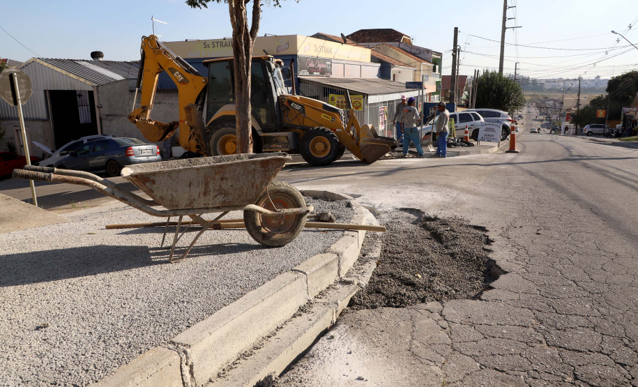 Pinhais tem rua revitalizada e constrói novas calçadas com apoio do Estado. Foto: Ari Dias/AEN