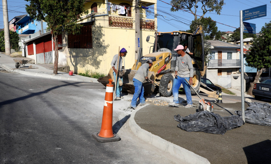 Pinhais tem rua revitalizada e constrói novas calçadas com apoio do Estado. Foto: Ari Dias/AEN