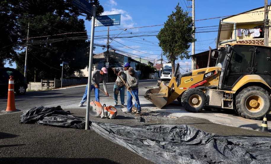 Pinhais tem rua revitalizada e constrói novas calçadas com apoio do Estado. Foto: Ari Dias/AEN