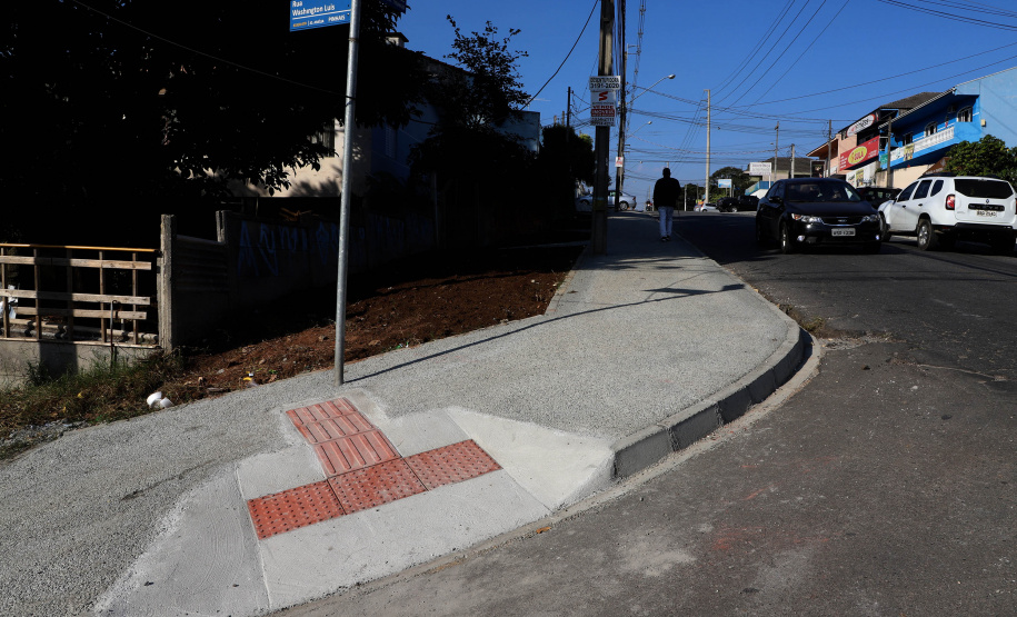 Pinhais tem rua revitalizada e constrói novas calçadas com apoio do Estado. Foto: Ari Dias/AEN