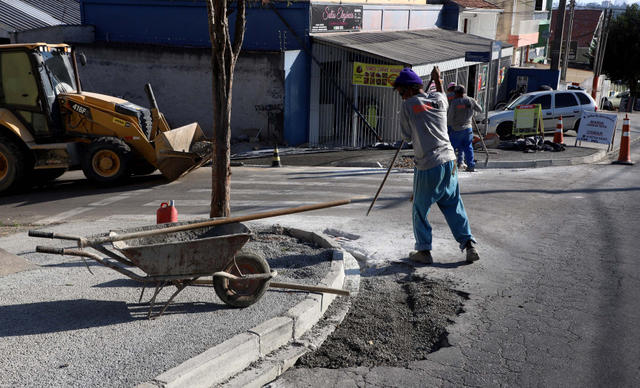 Pinhais tem rua revitalizada e constrói novas calçadas com apoio do Estado. Foto: Ari Dias/AEN