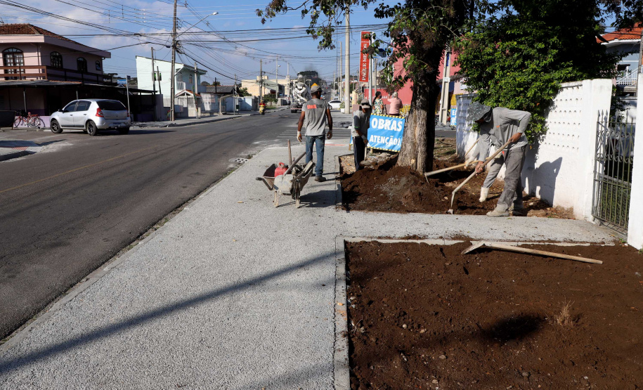 Pinhais tem rua revitalizada e constrói novas calçadas com apoio do Estado. Foto: Ari Dias/AEN