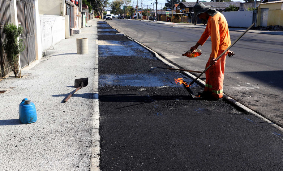 Pinhais tem rua revitalizada e constrói novas calçadas com apoio do Estado. Foto: Ari Dias/AEN
