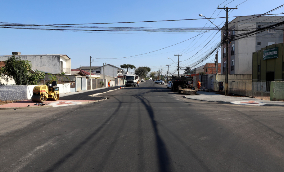 Pinhais tem rua revitalizada e constrói novas calçadas com apoio do Estado. Foto: Ari Dias/AEN