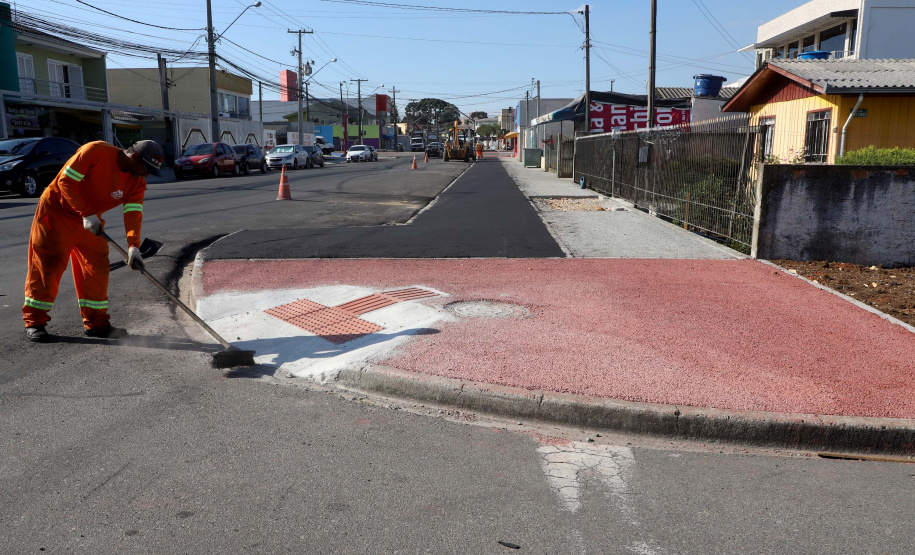 Pinhais tem rua revitalizada e constrói novas calçadas com apoio do Estado. Foto: Ari Dias/AEN