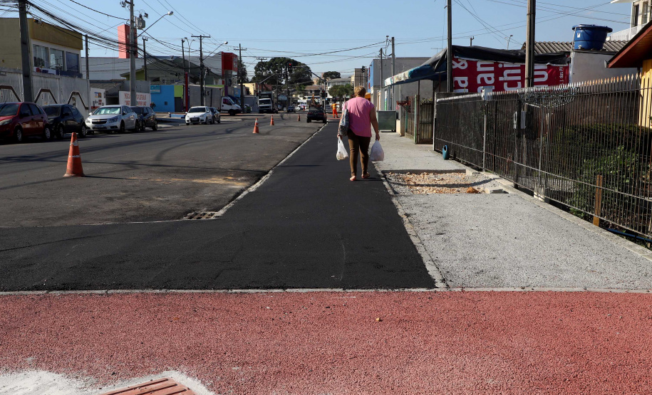 Pinhais tem rua revitalizada e constrói novas calçadas com apoio do Estado. Foto: Ari Dias/AEN