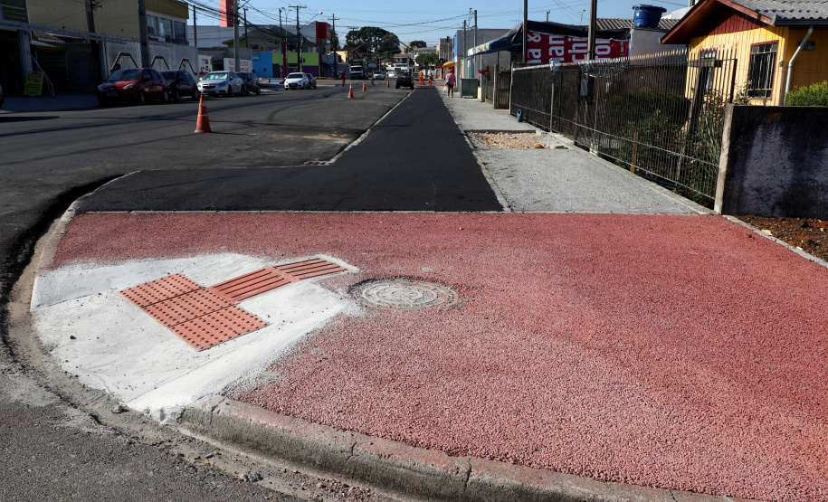 Pinhais tem rua revitalizada e constrói novas calçadas com apoio do Estado. Foto: Ari Dias/AEN