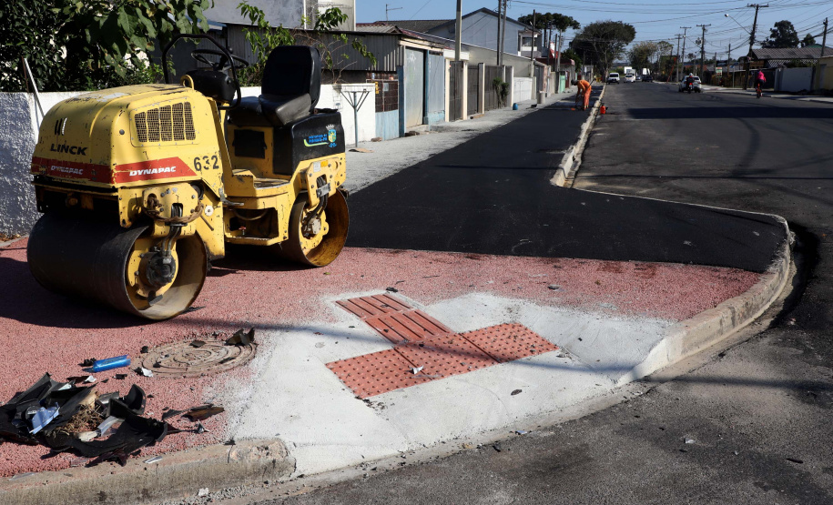 Pinhais tem rua revitalizada e constrói novas calçadas com apoio do Estado. Foto: Ari Dias/AEN