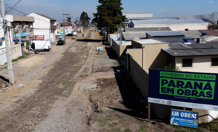 Pinhais tem rua revitalizada e constrói novas calçadas com apoio do Estado. Foto: Ari Dias/AEN