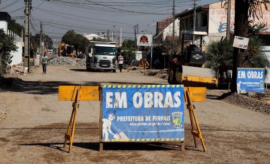 Pinhais tem rua revitalizada e constrói novas calçadas com apoio do Estado. Foto: Ari Dias/AEN
