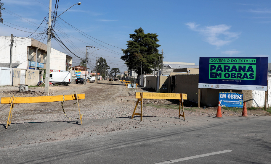 Pinhais tem rua revitalizada e constrói novas calçadas com apoio do Estado. Foto: Ari Dias/AEN