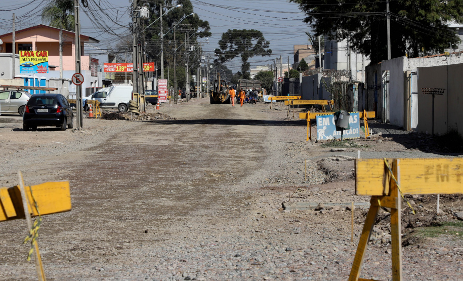 Pinhais tem rua revitalizada e constrói novas calçadas com apoio do Estado. Foto: Ari Dias/AEN