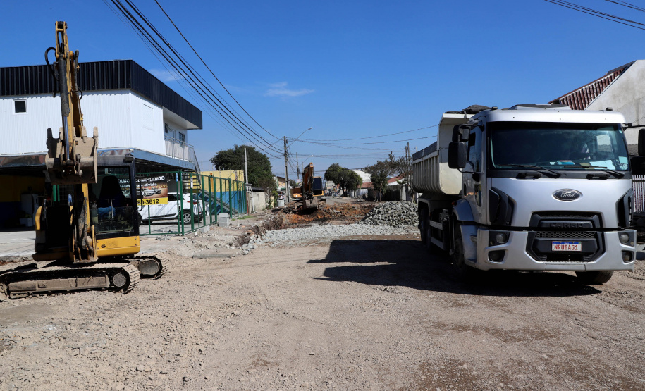 Pinhais tem rua revitalizada e constrói novas calçadas com apoio do Estado. Foto: Ari Dias/AEN