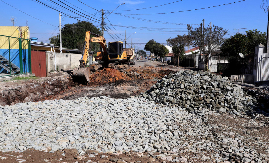 Pinhais tem rua revitalizada e constrói novas calçadas com apoio do Estado. Foto: Ari Dias/AEN