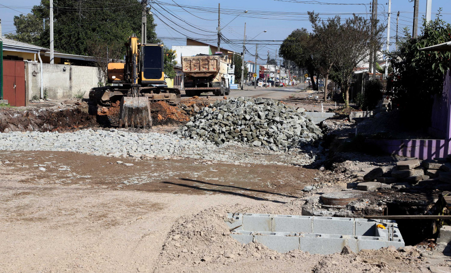 Pinhais tem rua revitalizada e constrói novas calçadas com apoio do Estado. Foto: Ari Dias/AEN