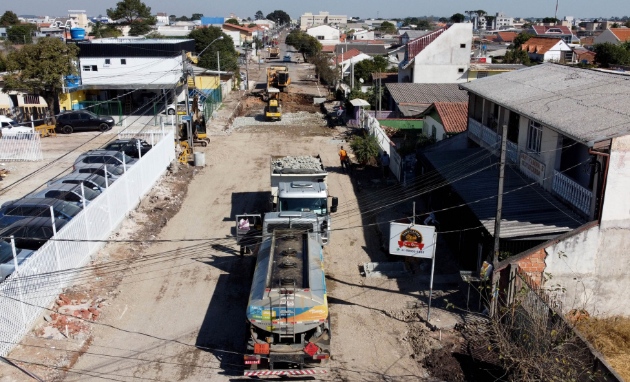 Pinhais tem rua revitalizada e constrói novas calçadas com apoio do Estado. Foto: Ari Dias/AEN