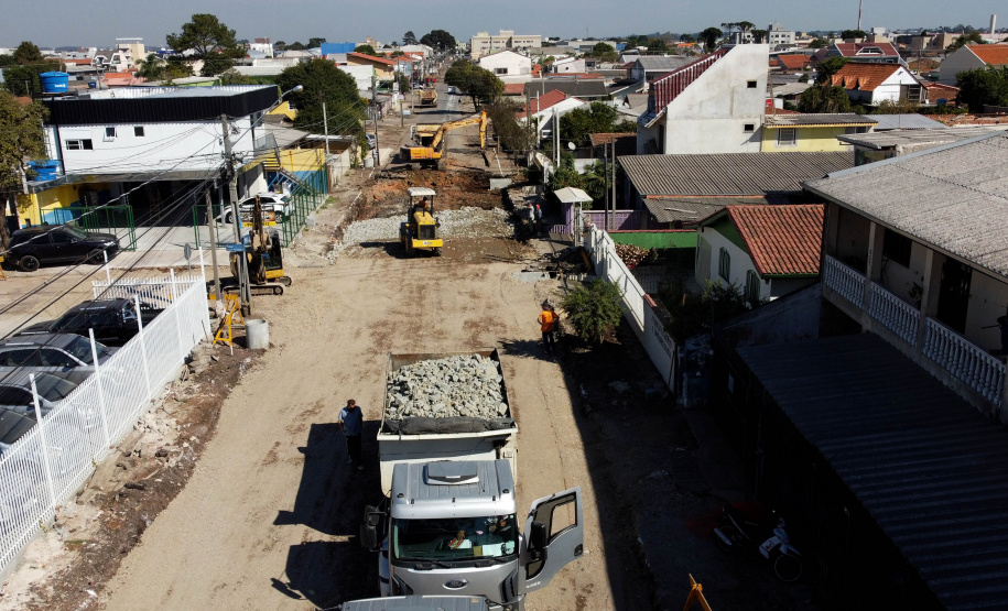 Pinhais tem rua revitalizada e constrói novas calçadas com apoio do Estado. Foto: Ari Dias/AEN