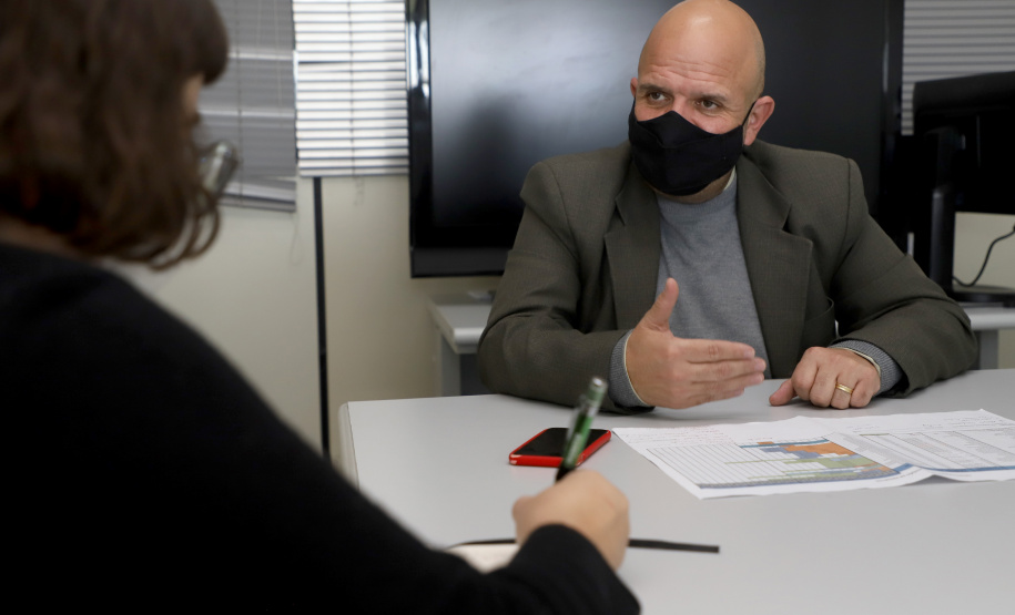 O secretário municipal de Governo de Pinhais, Ricardo Pinheiro, explica que a obra será estratégica para a implantação do novo binário, com vias de mão única saindo da Rua Cairo até a Manuel Bandeira, no sentido bairro, e entre ruas Clóvis Bevilaqua e Uganda no caminho até a rodovia. “ Foto: Ari Dias/AEN