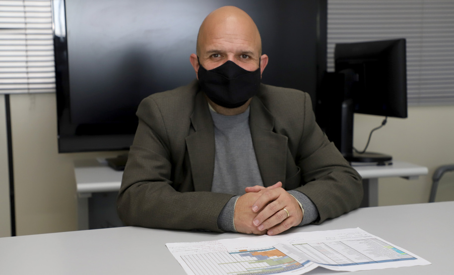 O secretário municipal de Governo de Pinhais, Ricardo Pinheiro, explica que a obra será estratégica para a implantação do novo binário, com vias de mão única saindo da Rua Cairo até a Manuel Bandeira, no sentido bairro, e entre ruas Clóvis Bevilaqua e Uganda no caminho até a rodovia. “ Foto: Ari Dias/AEN