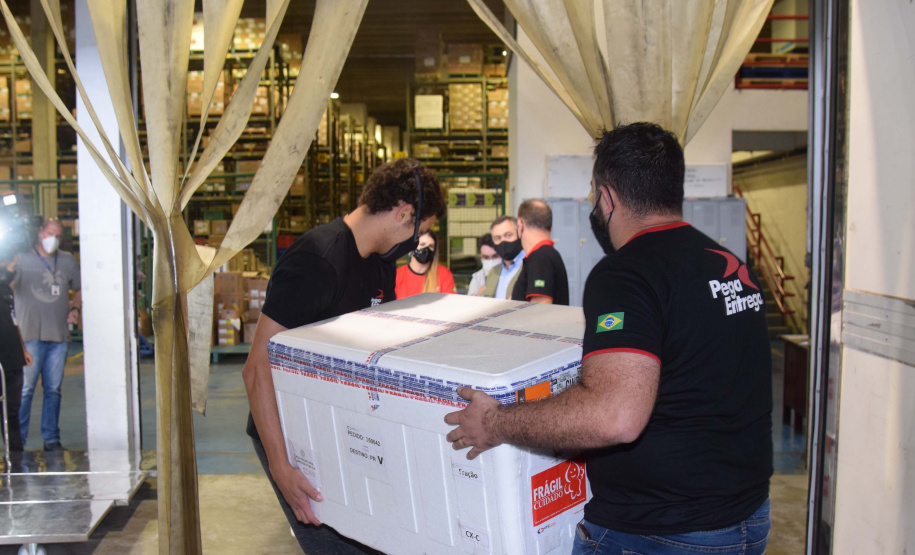 O Paraná receberá nos próximos dias mais 397.690 doses de vacinas contra a Covid-19, referentes à 22ª pauta de distribuição do Ministério da Saúde. São 37.440 da Cominarty, da parceria Pfizer/BioNtech, e 360.250 da Covishield, da união entre Fiocruz/AstraZeneca/Oxford - Curitiba, 01/06/2021 - Foto: Américo Antonio/SESA